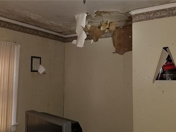 4th image of 415 Richmond Ave