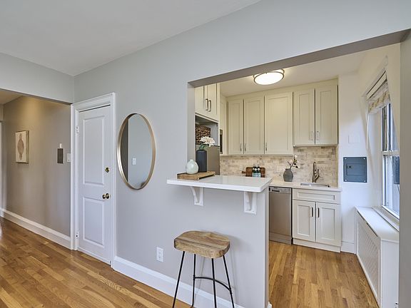 4th image of 20 Hereford St APT 4
