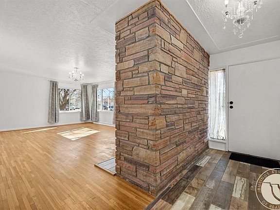 3rd image of 1329 Parkhill Dr