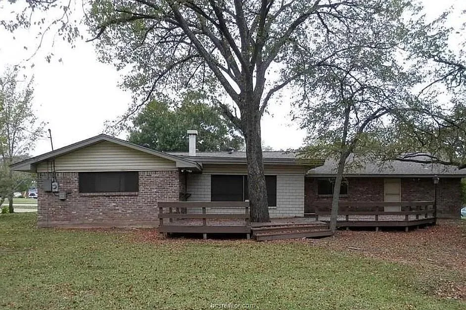4 bed, 2202 sqft, $1,995 — Photo 2