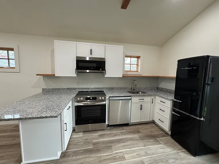 1034 Everett Ave — Photo 7