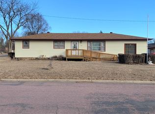 910 Park St, Yankton, SD 57078