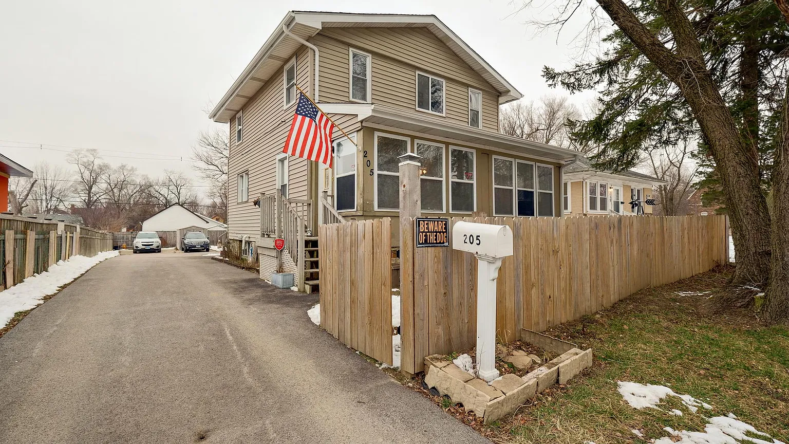 205 W Oak Ave photo 1