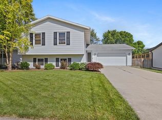 16 Rutherford Ct, Bloomington, IL 61705