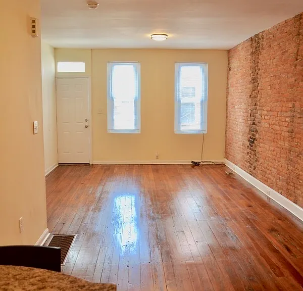 2050 Watkins St — Photo 9