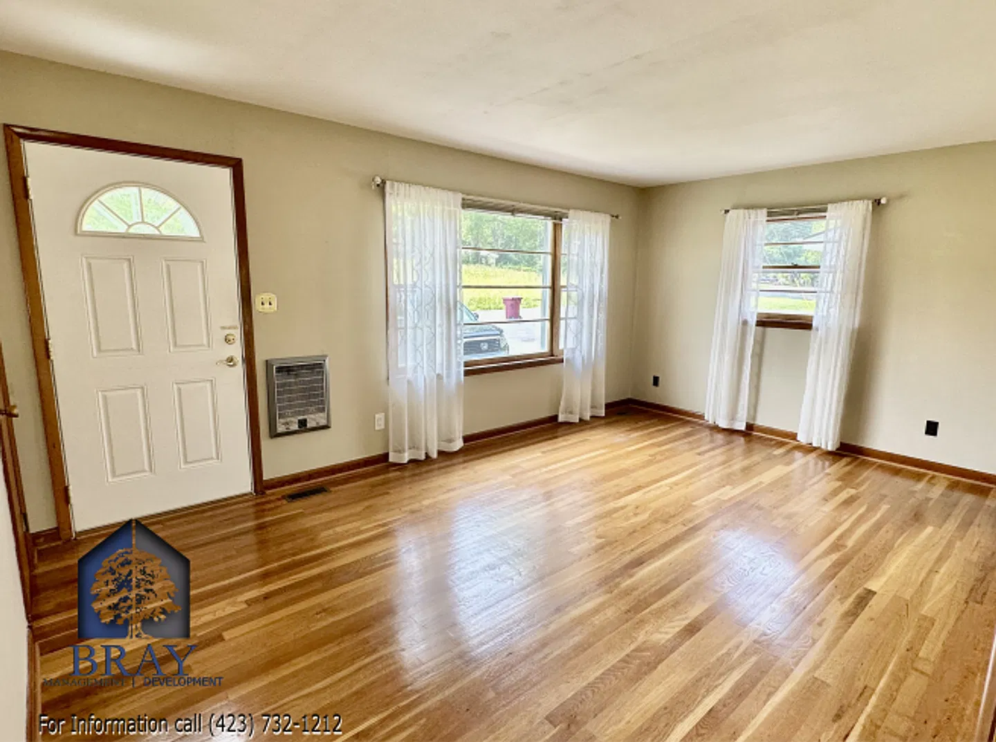Large basement and huge yard! Centrally located! — Photo 4