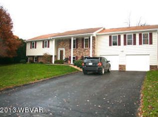 22 Woodbryn Dr, Williamsport, PA 17701