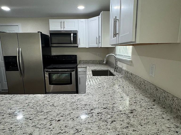 2420 N North St — Photo 2