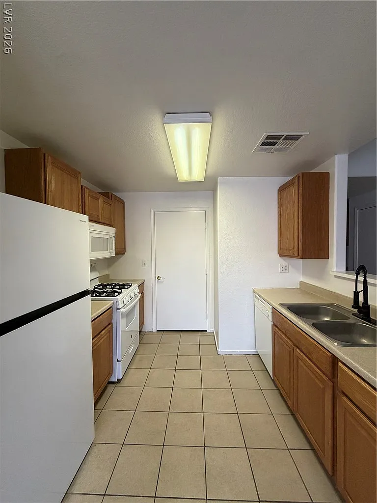 3 bed, 2.0 bath, 1230 sqft, $1,500 — Photo 3