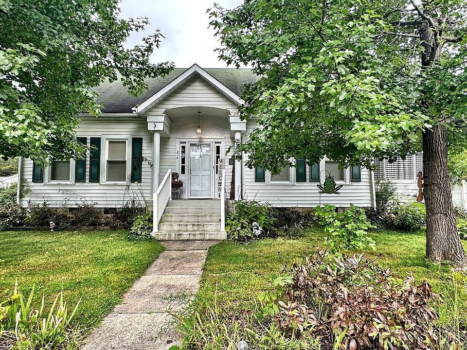 1st image of 214 W Wiseman Ave