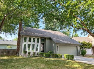 802 NE Aventura Ct, Lees Summit, MO 64064