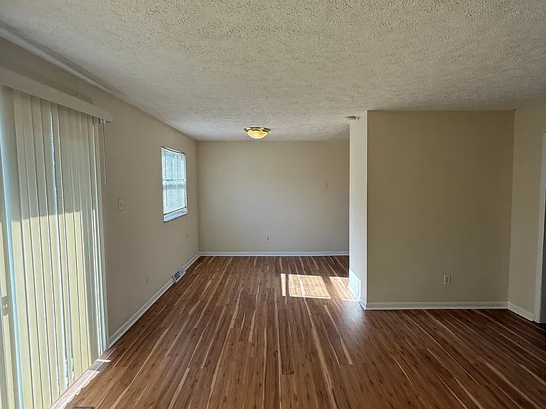 Lawrence Glen Apartments — Photo 19