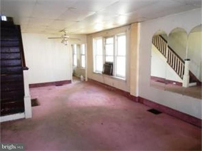 2nd image of 929 W 7th St