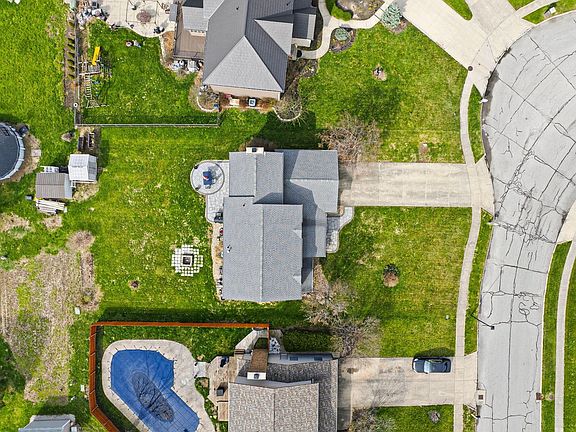 3rd image of 985 Chaumont Dr