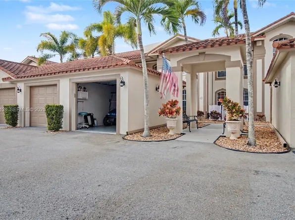 206 Newport Dr APT 803, Naples, FL 34114