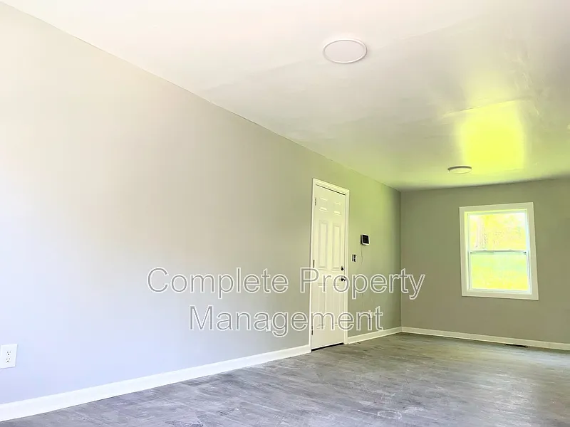 3 bed, 1.0 bath, 1075 sqft, $1,150 — Photo 3