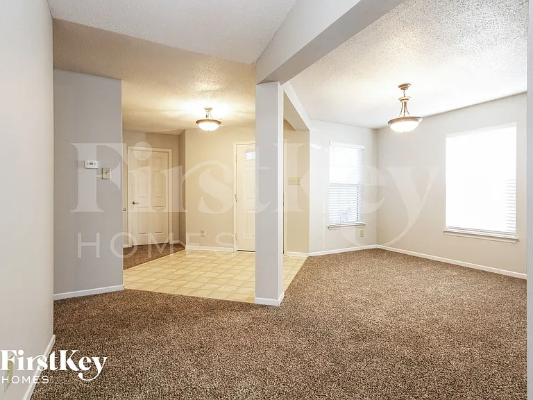 744 Thornwood Ln — Photo 5