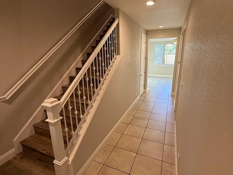 573 Addison Ct — Photo 25