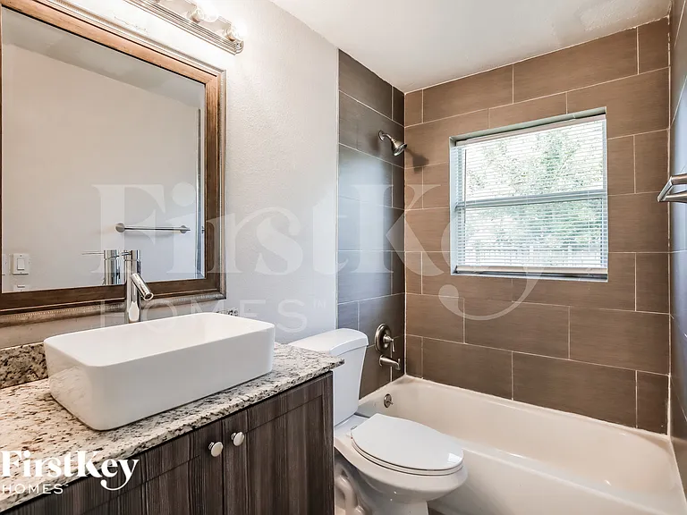 2550 NE 8th Ave — Photo 14