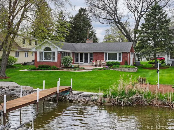 714 S Riverside Dr, McHenry, IL 60050