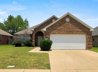 705 Crownpoint Ln, Arlington, TX 76002
