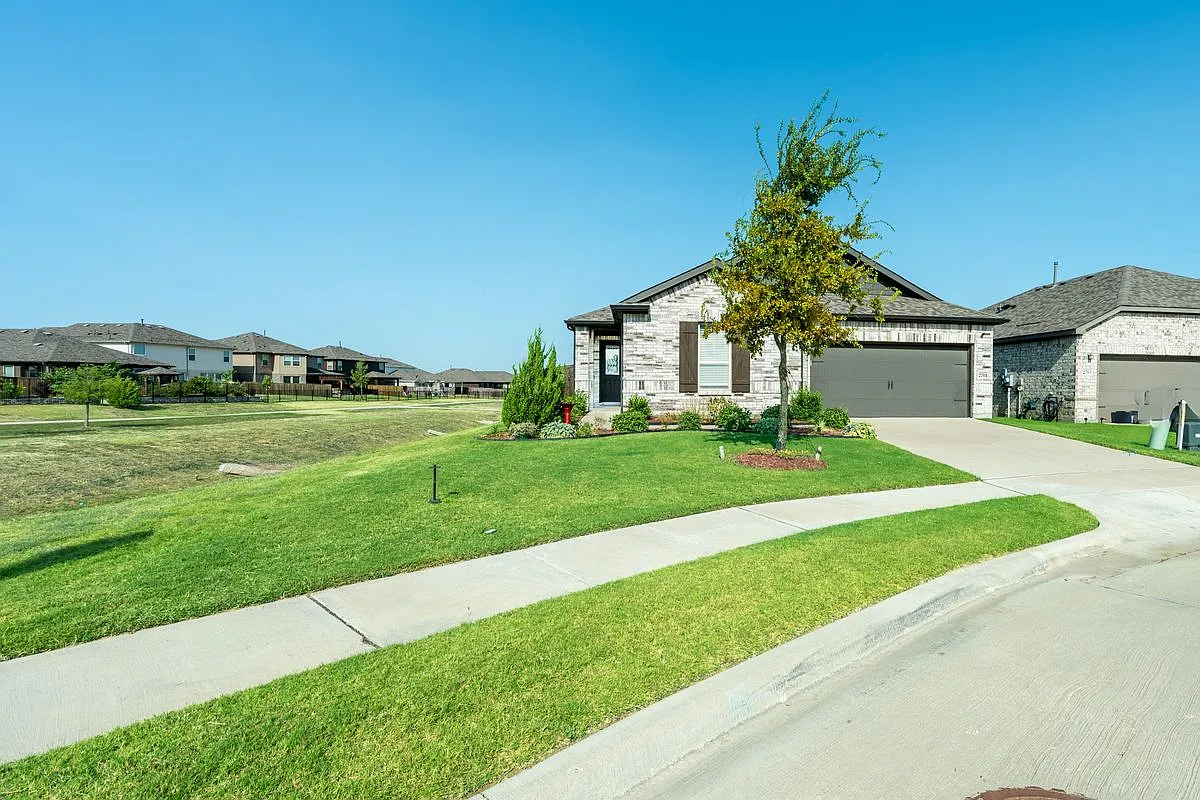 4 bed, 2.0 bath, 2127 sqft, $2,500 — Photo 2