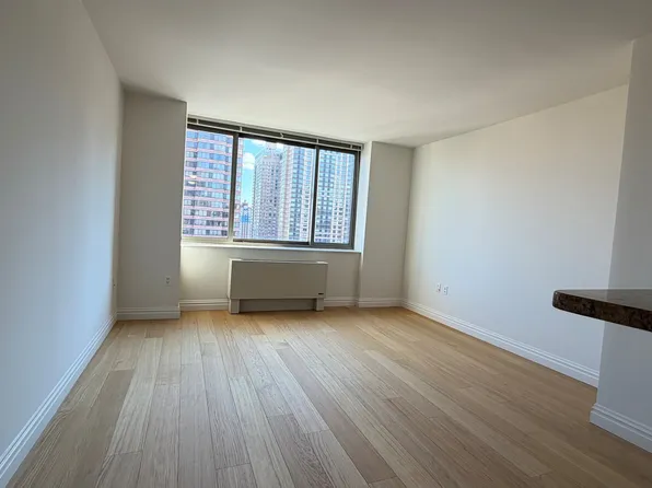 1500 Lexington Avenue image 1 of 15