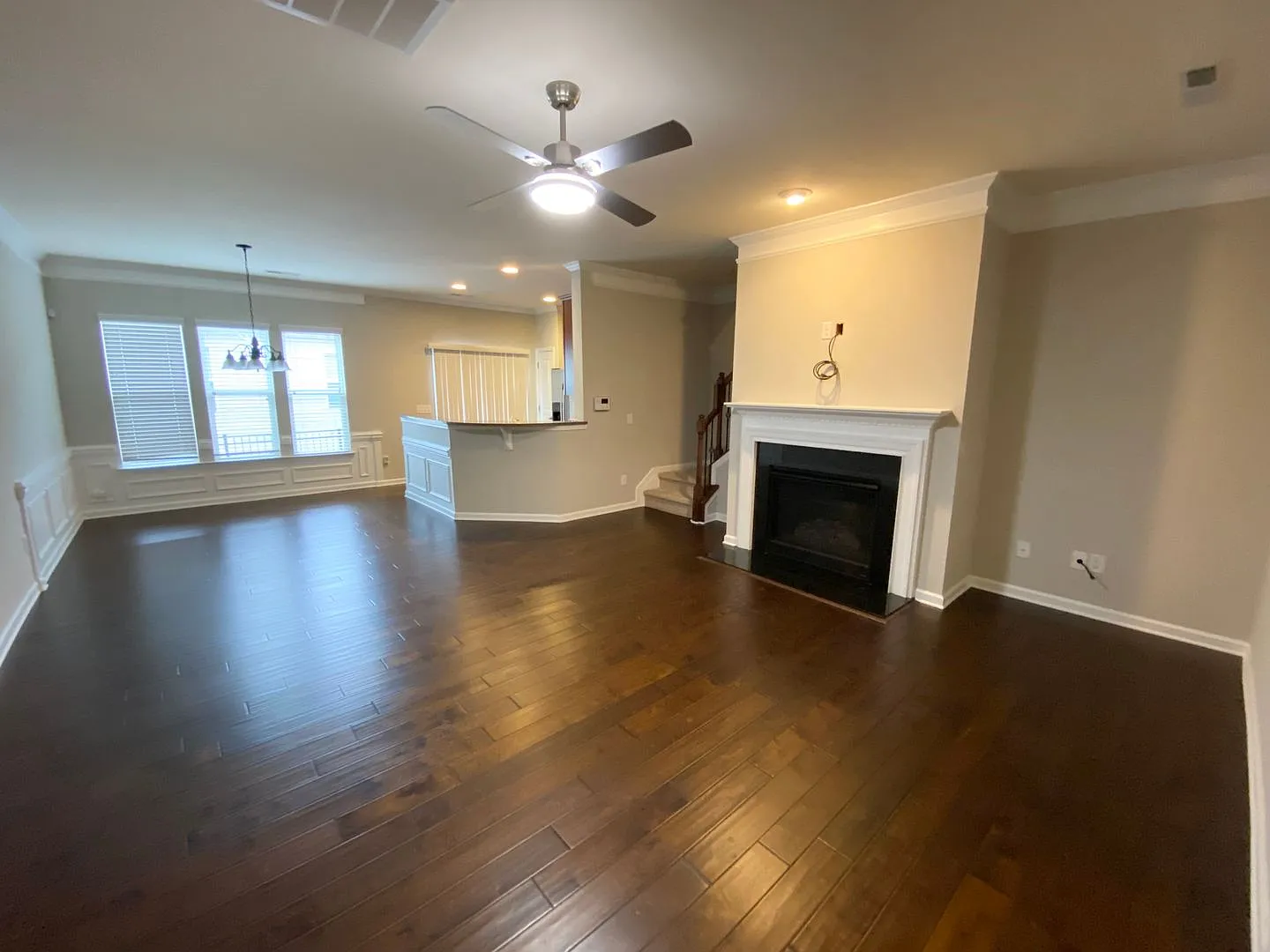 Large 3 BR in Park South Station for Immediate Lease! — Photo 2