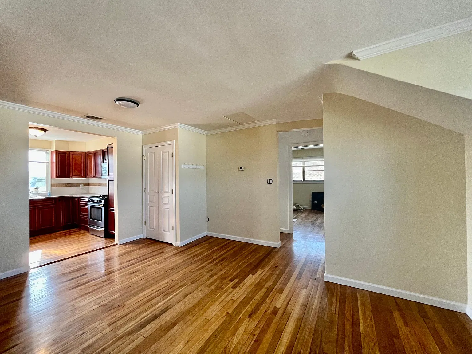 2 bed, 800 sqft, $3,400 — Photo 2