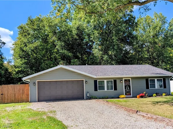12498 National Dr, Grafton, OH 44044
