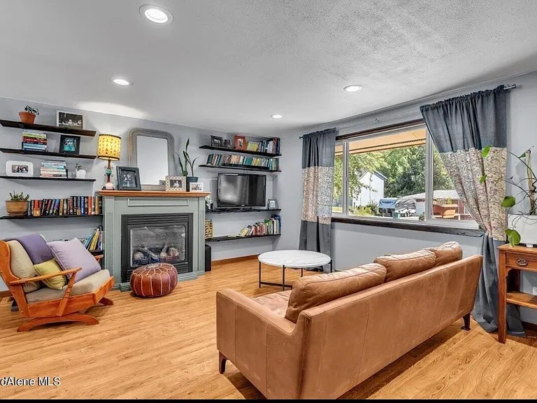 1705 E Satre Ave — Photo 2