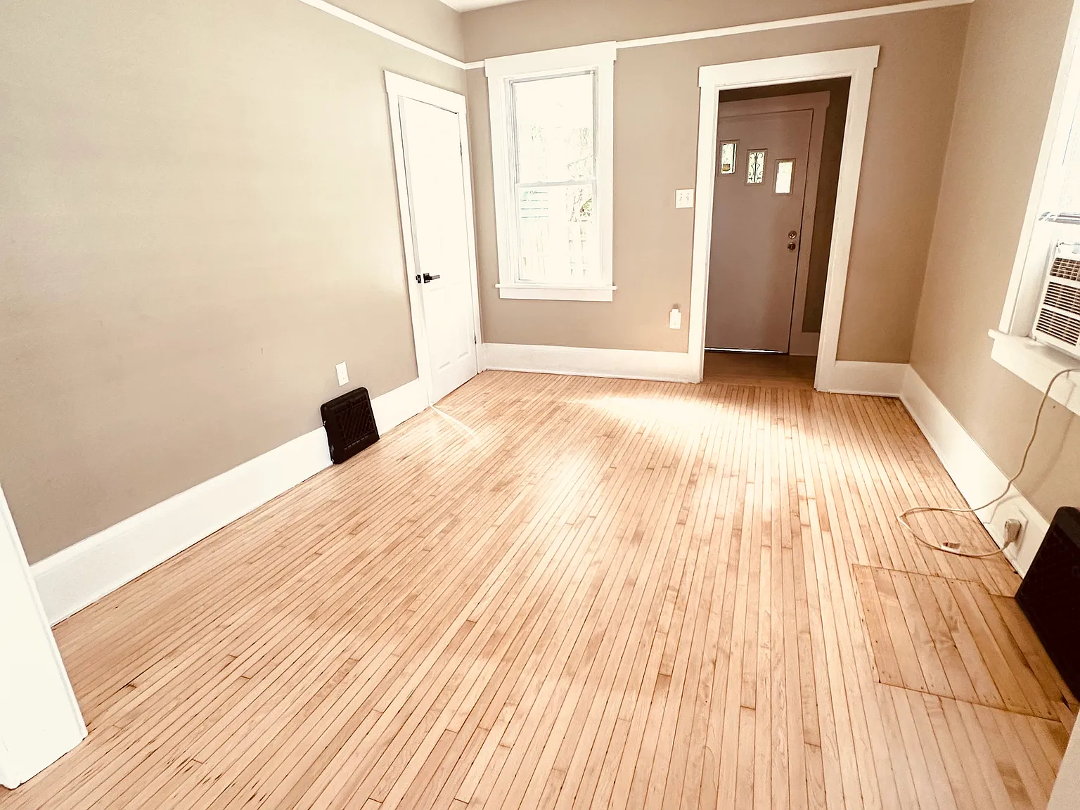 308 W Scott St — Photo 2