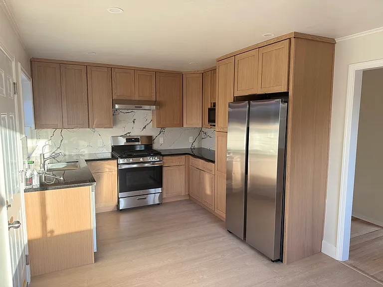608 Charter St — Photo 17