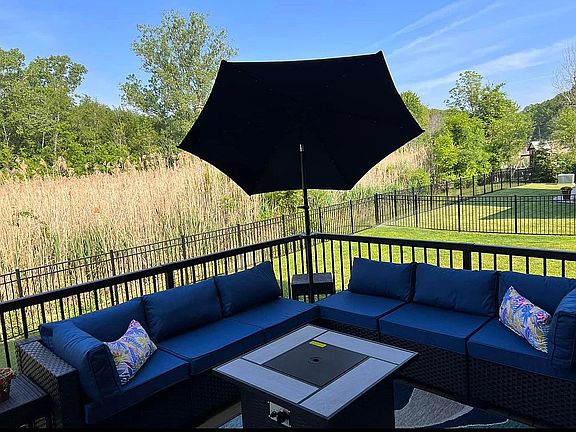 3rd image of 50071 Oakbrooke Dr