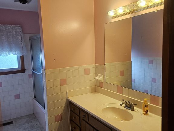 4th image of 325 Bay St