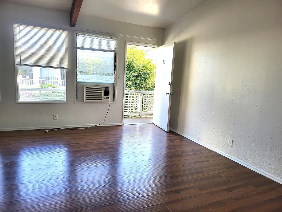 Building Photo - 7036 Hawthorn Ave #10