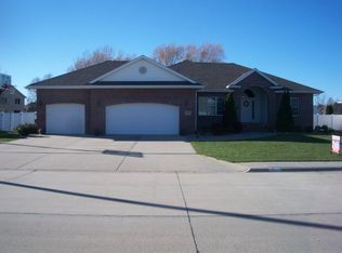706 Fleetwood Rd, Grand Island, NE 68803