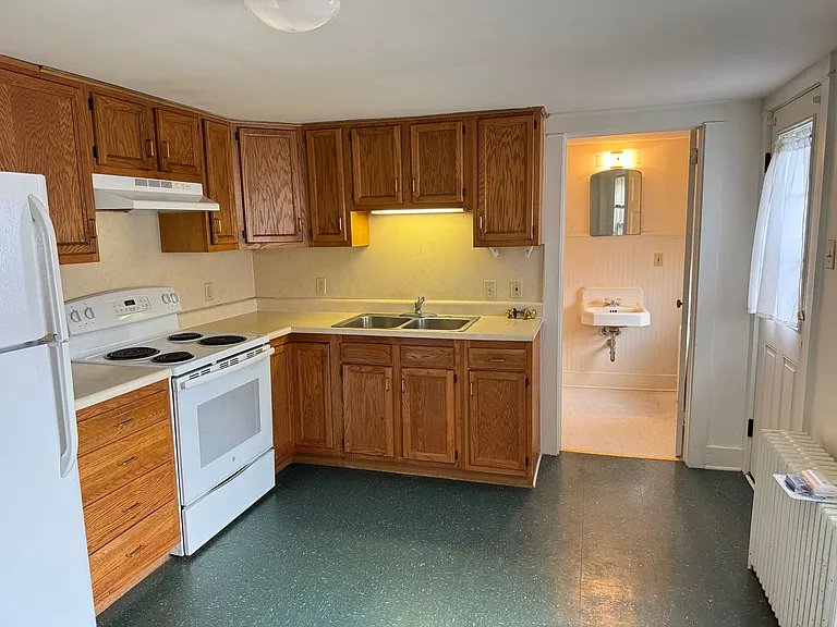 537 E King St — Photo 3