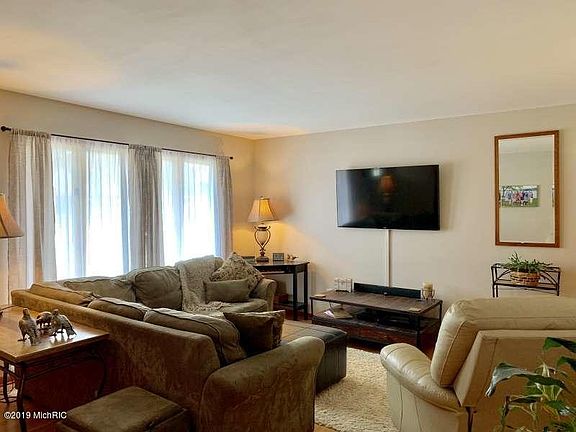 4th image of 1005 Monona Dr