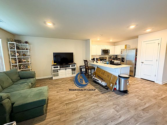 4th image of 119 Seymour Village Dr