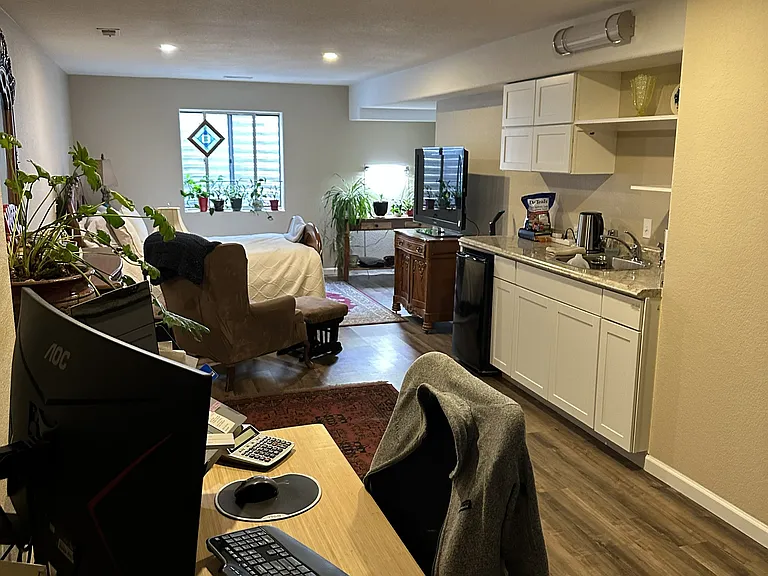 Master Bedroom Suite with mini-bar (very large room)