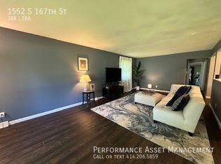 1552 S 167th St, New Berlin, WI 53151