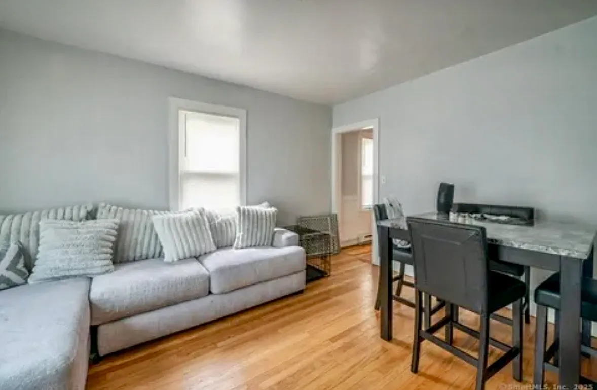 3 bed, 1000 sqft, $1,900 — Photo 2