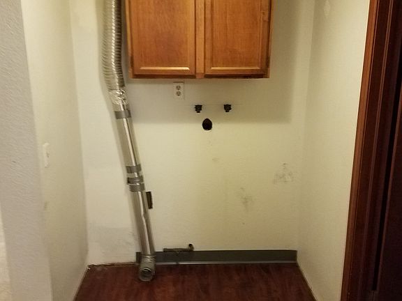 Washer/Dryer area