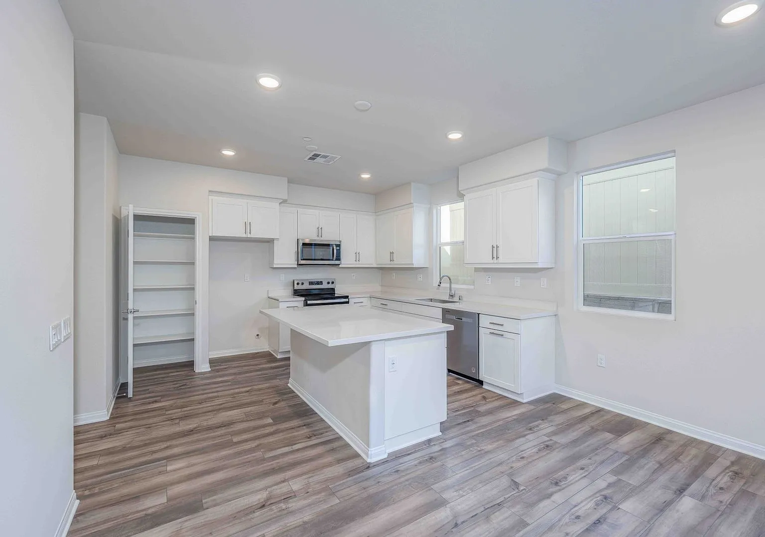 Move-In Ready Luxury in Rose Glen — Photo 1