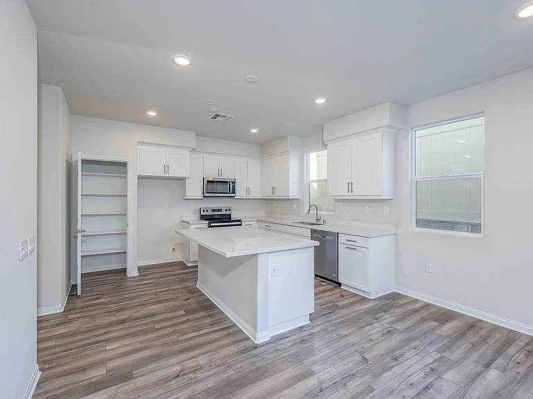 466 Meyer Pl — Photo 1