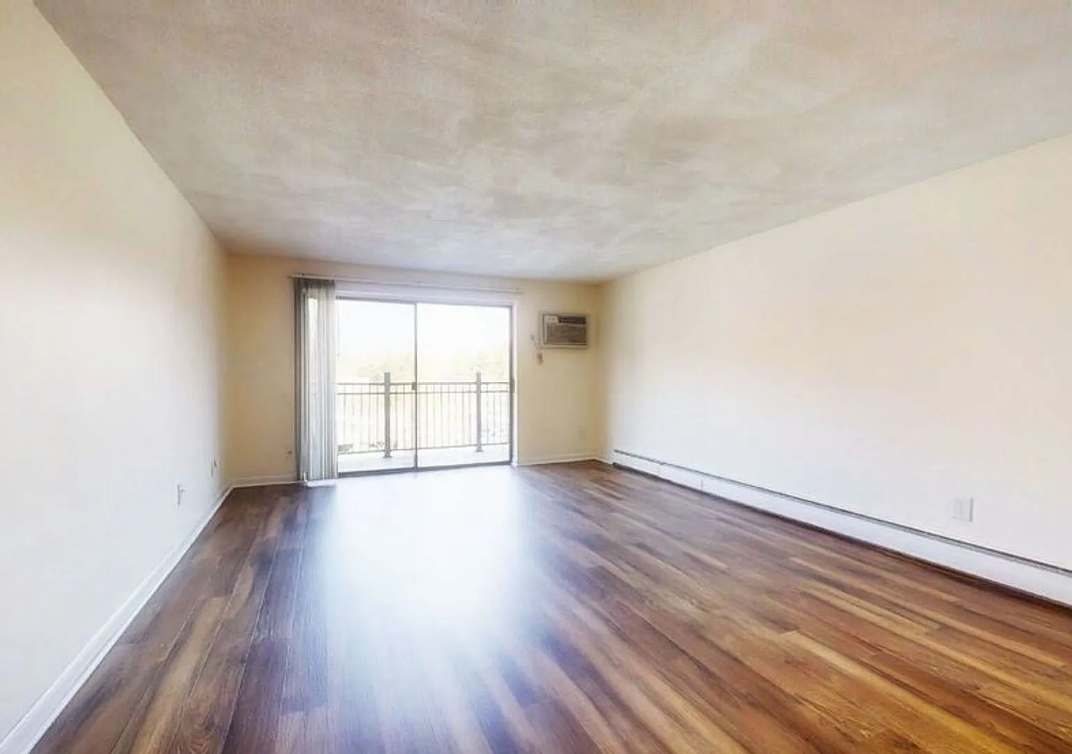 2-Bed 2-Bath Watertown Square * Heat & Hw Incl — Photo 4