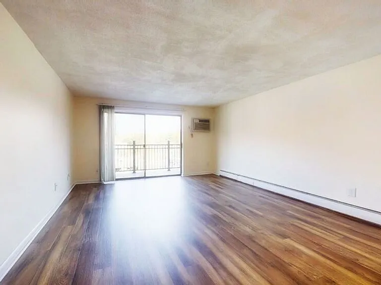 240 Main St #4 — Photo 4