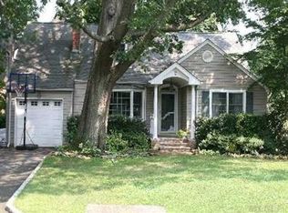 2 Kenworth Rd, Port Washington, NY 11050