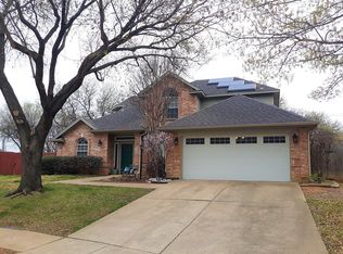 904 Devon Dr, Euless, TX 76039